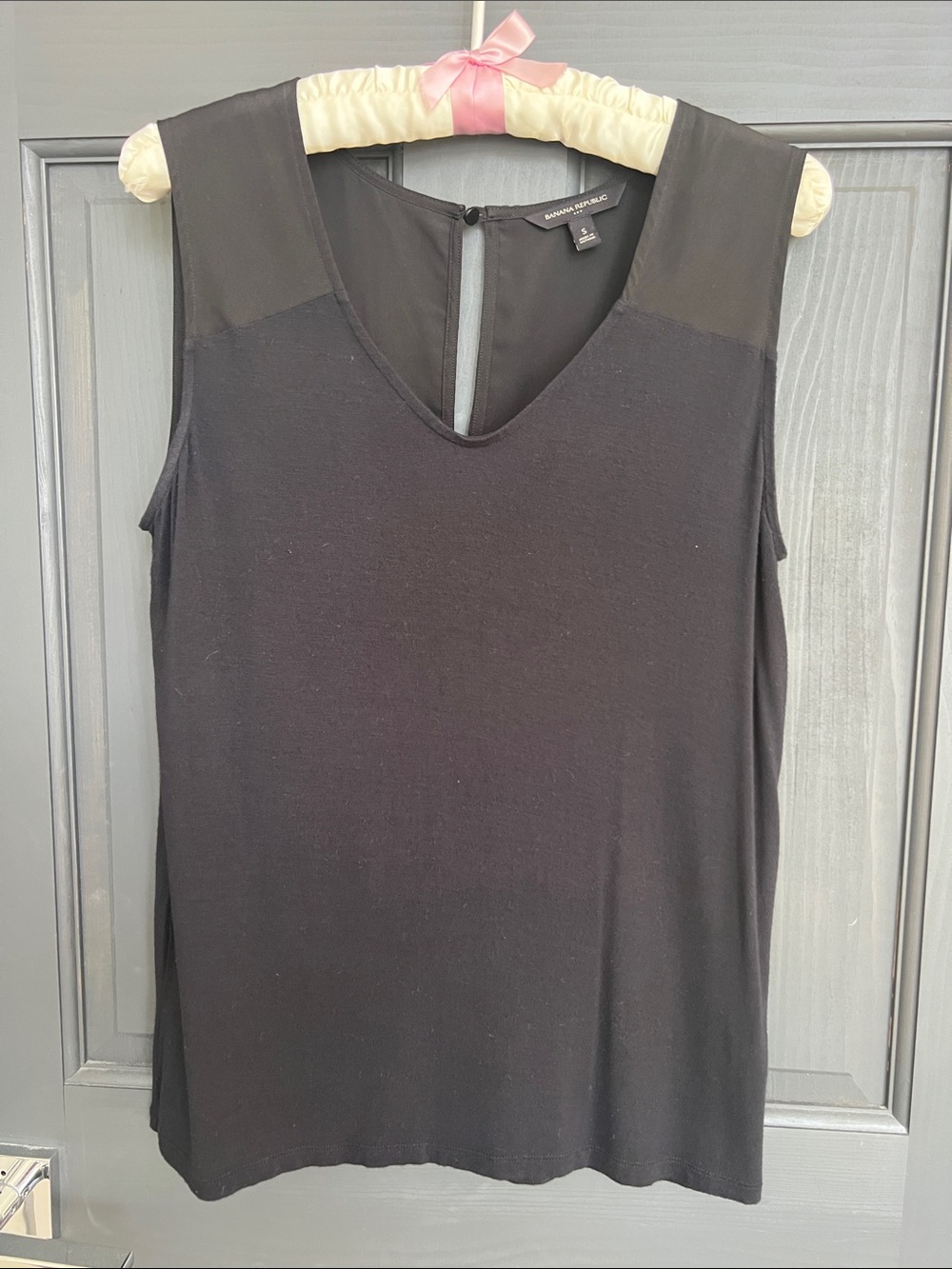Banana Republic Black Sleeveless V-Neck Tank, size small